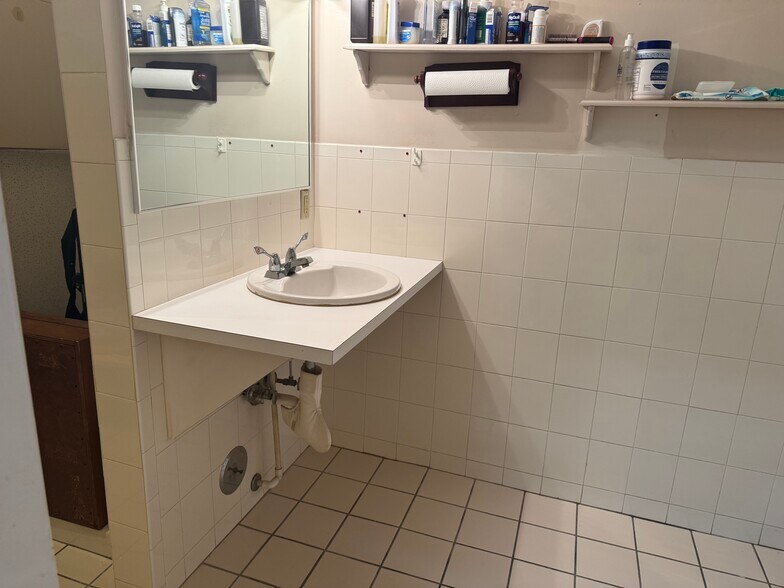 More Photos Of 2028 Hollywood Blvd, Hollywood Storefront Retail Residential For Lease