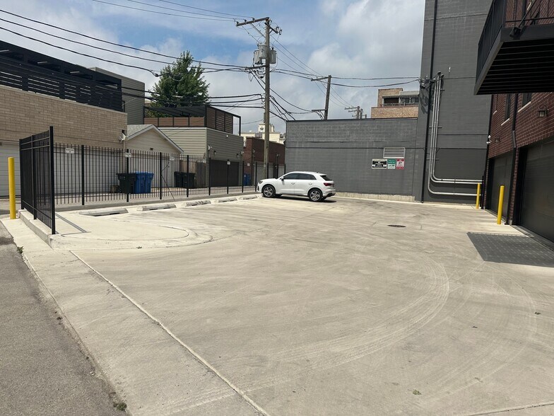 More Photos Of 520 N Western Ave, Chicago Storefront For Lease