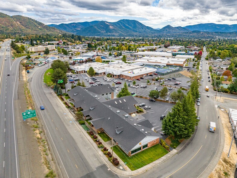 More Photos Of 2166 NW Vine St, Grants Pass Medical For Sale