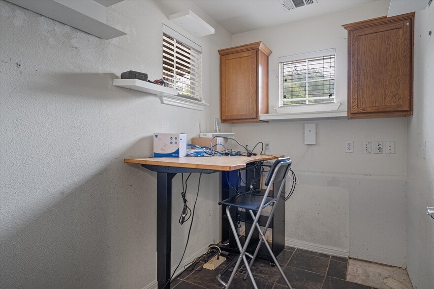 More Photos Of 1213 Justin Ln, Austin Healthcare For Sale