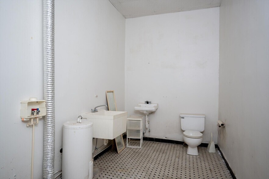 More Photos Of 111 Main Street, Lincolnton Flex For Sale