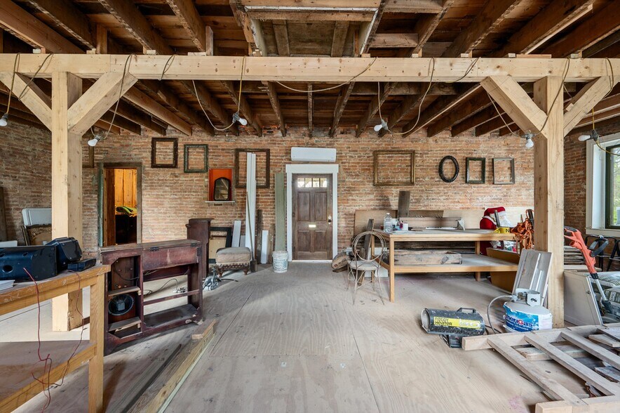 More Photos Of 7211 Queen St, Middleway Flex For Sale