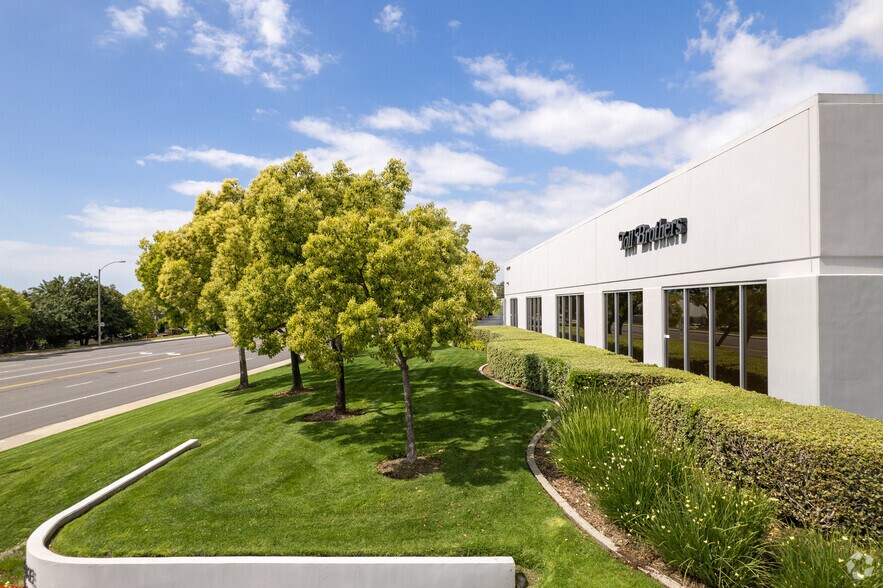 More Photos Of 9935-9959 Muirlands Blvd, Irvine Showroom For Sale