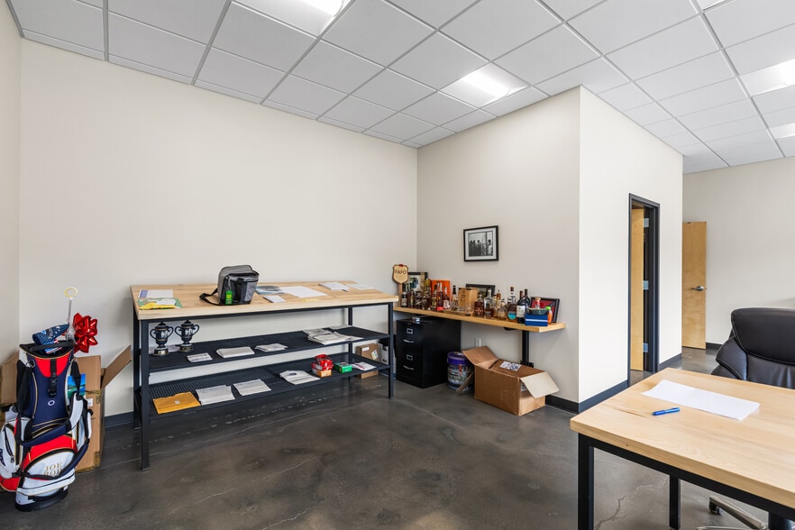 More Photos Of 1215 W 12th St, Kansas City Flex For Lease