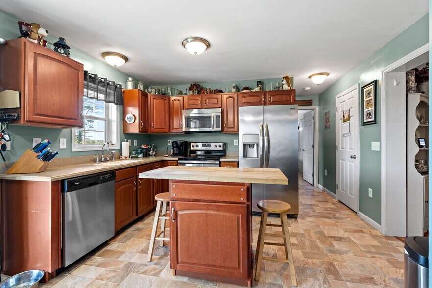More Photos Of 25 Beacon St, Amesbury Showroom For Sale