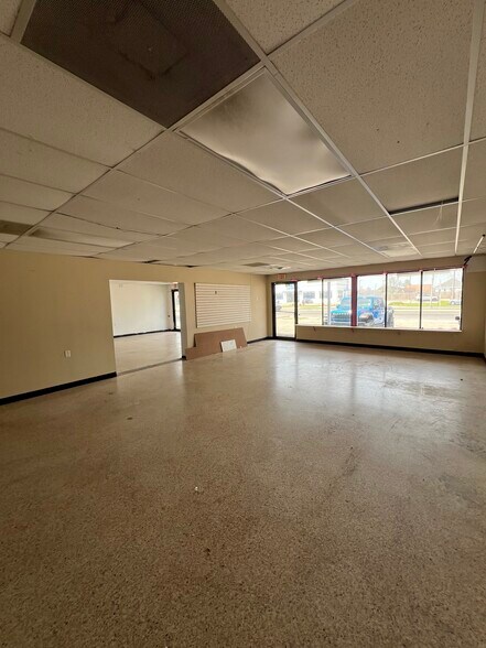 More Photos Of 7606-08 W Judge Perez dr, Arabi Flex For Lease