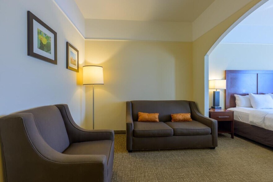 More Photos Of 801 S John Ben Shepperd Pky, Odessa Hotel For Sale