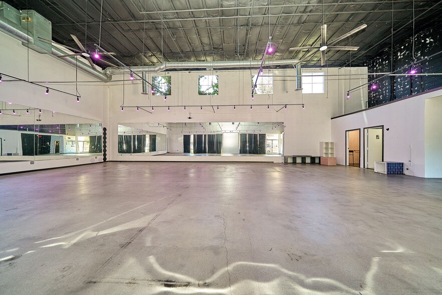More Photos Of 11555-11561 Ventura Blvd, Studio City Storefront For Lease