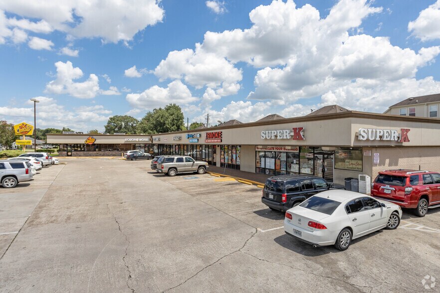 Primary Photo Of 7000-7020 Woodridge Dr, Houston Storefront Retail Office For Lease