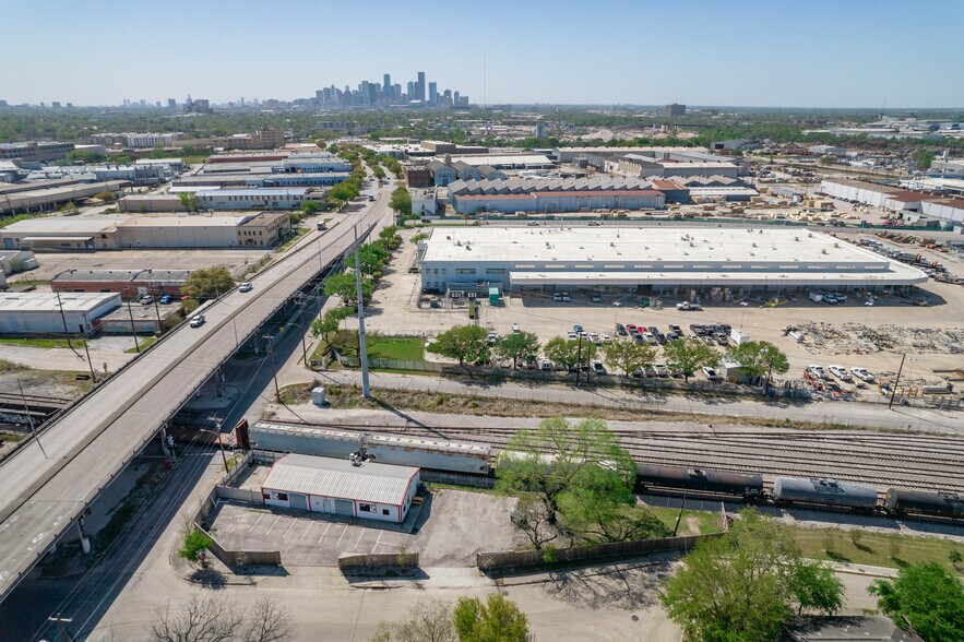 More Photos Of 6555 Navigation Blvd, Houston Warehouse For Lease