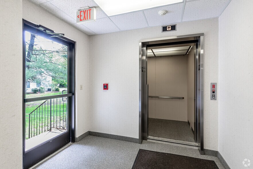 More Photos Of 2 Forest Park Dr, Farmington Medical For Lease
