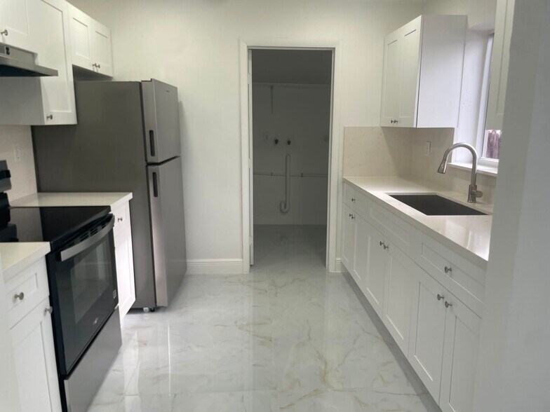 More Photos Of 5923 Pierce St, Hollywood Multifamily For Sale