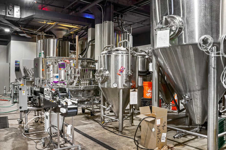 More Photos Of 705 Edgewood St NE, Washington Flex For Lease