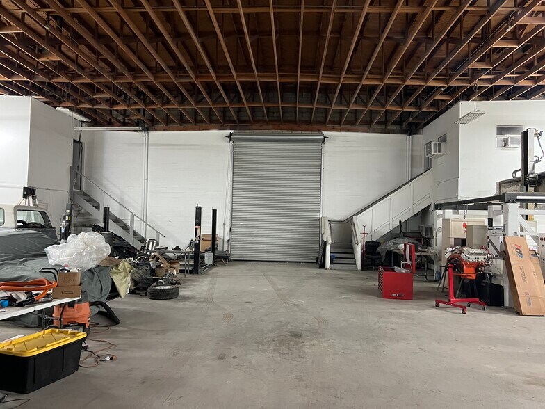 More Photos Of 180 W Oasis Rd, Palm Springs Warehouse For Lease