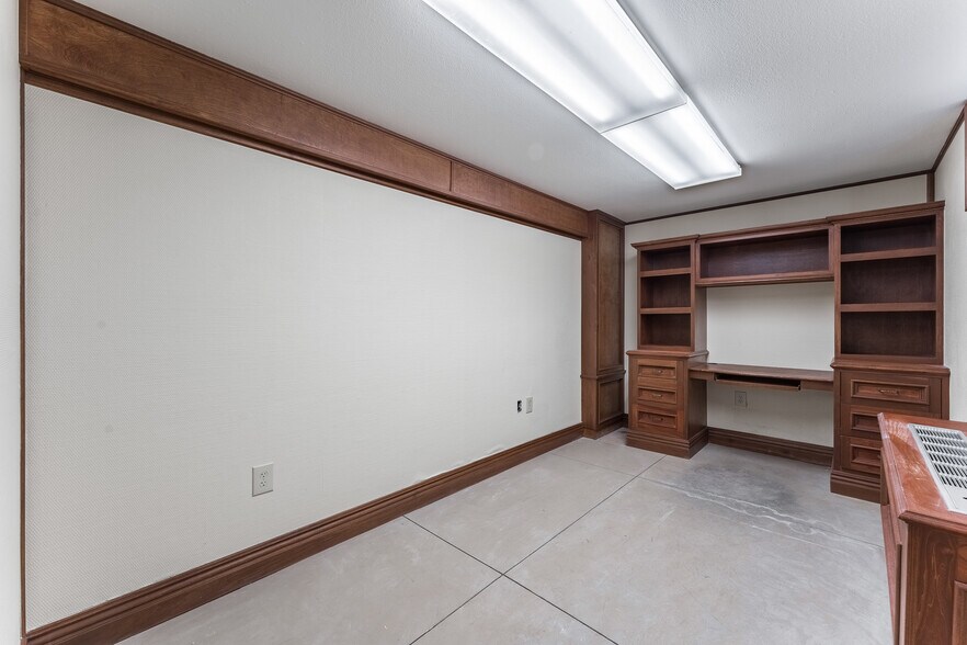 More Photos Of 324 N College Ave, Fayetteville Office For Sale