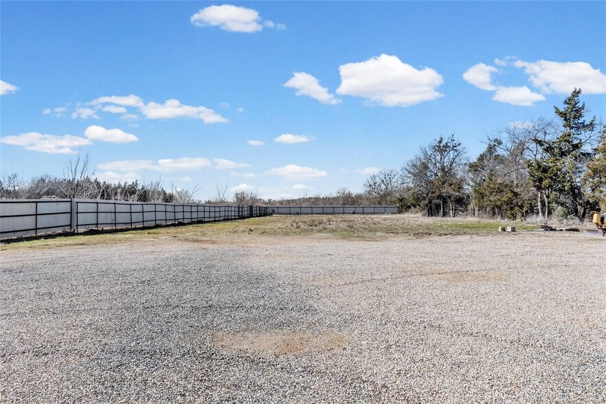 More Photos Of 2301 N Main St, Paris Freestanding For Sale