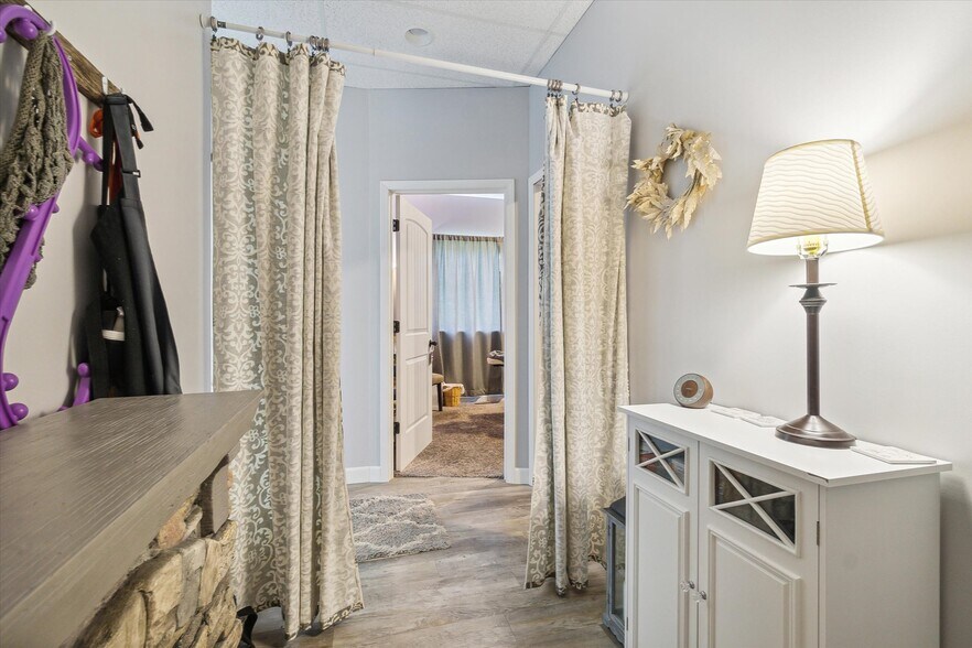 More Photos Of 701 E State St, Saint Johns Office For Sale