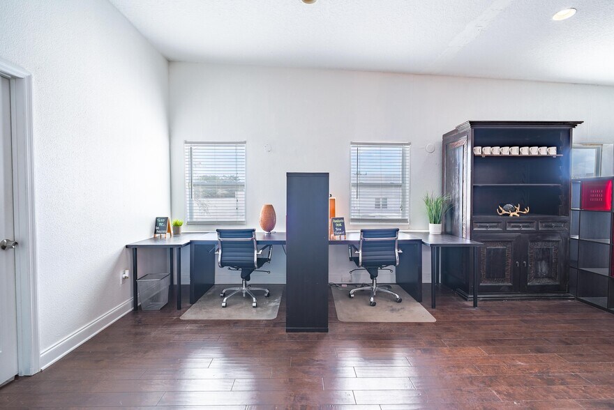 More Photos Of 2529 Central Ave, Saint Petersburg Coworking Space
