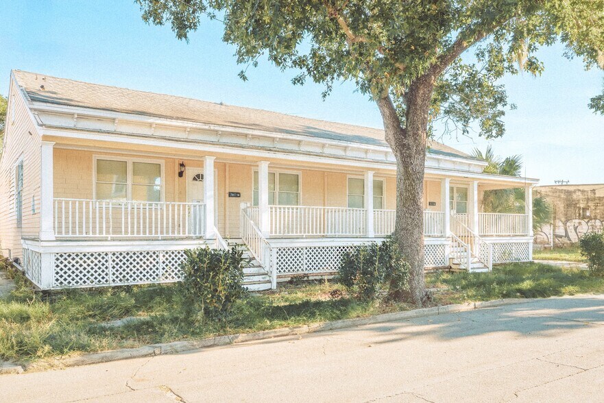 More Photos Of 14 W 43rd St, Savannah General Retail For Lease