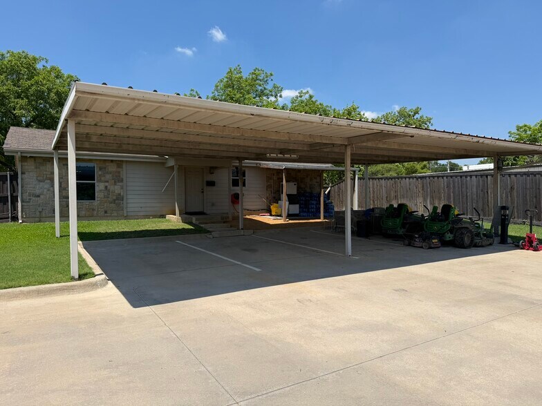 More Photos Of 414 N Kealy Ave, Lewisville Office For Sale