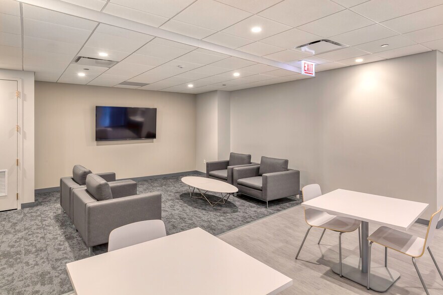 More Photos Of 737 N Michigan Ave, Chicago Office For Lease