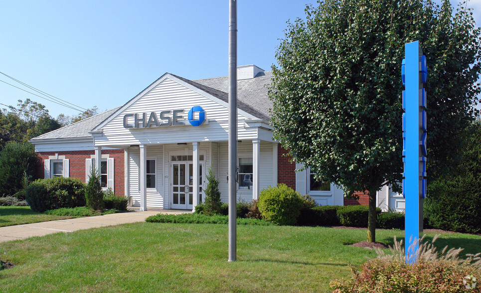 Primary Photo Of 472 Medford Ave, Patchogue Bank For Lease