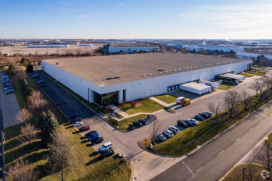 More Photos Of 340 W Crossroads Pky, Bolingbrook Warehouse For Lease