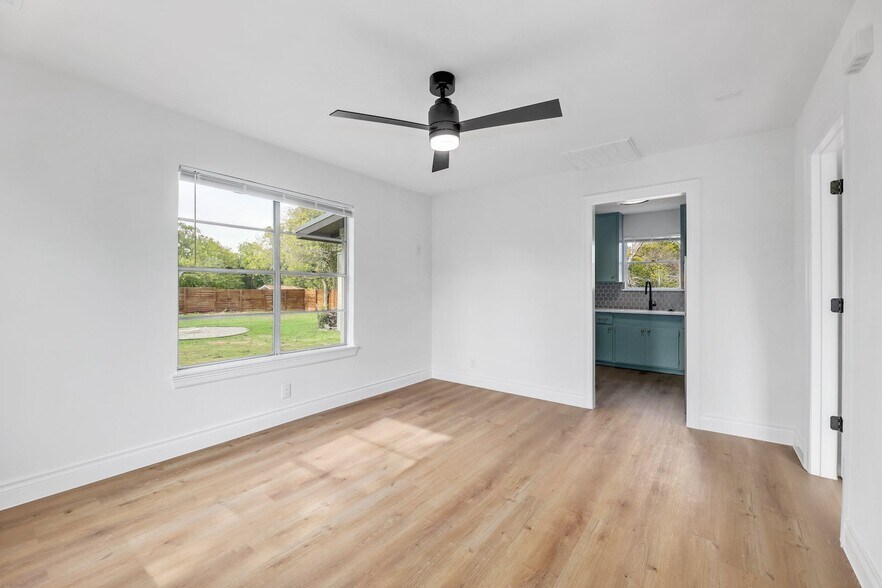 More Photos Of 306 W Stassney Ln, Austin Specialty For Sale