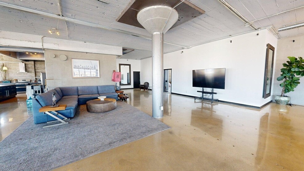 More Photos Of 530 E 8th St, Los Angeles Showroom For Lease