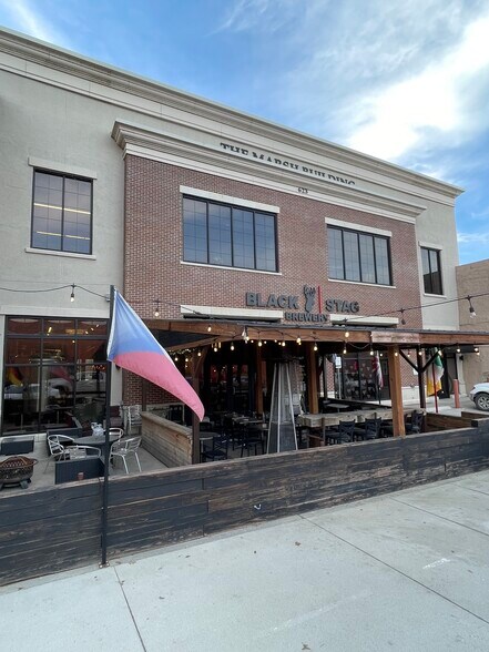 More Photos Of 623 Massachusetts St, Lawrence Freestanding For Lease