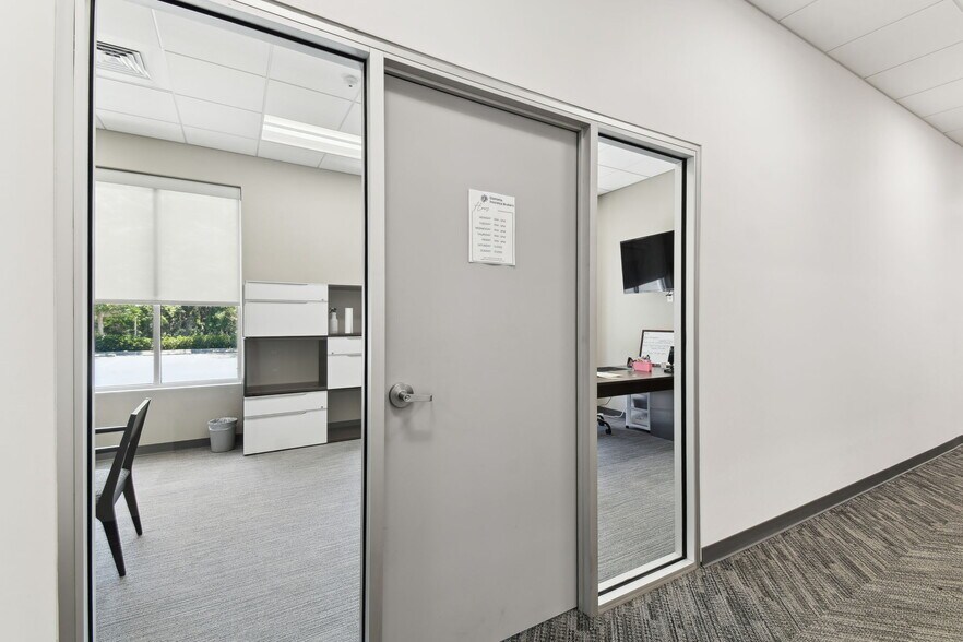 More Photos Of 924 Hale Ave, Brooksville Office For Sale