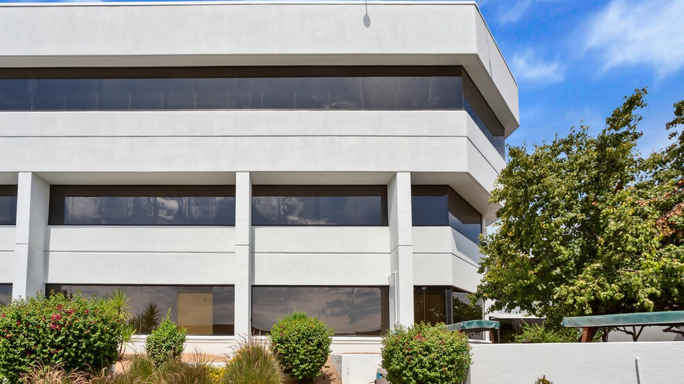 More Photos Of 4225 E Windrose Dr, Phoenix Office For Lease