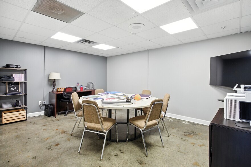 More Photos Of 4800 Joslyn Rd, Lake Orion Light Manufacturing For Sale