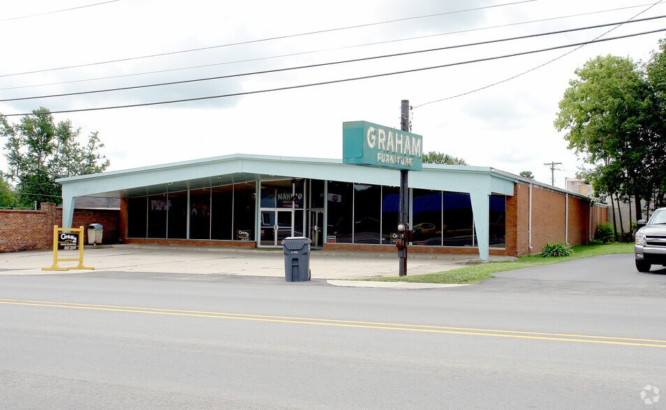 More Photos Of 9 W Main St, Chesterfield Freestanding For Lease