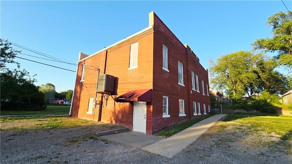 More Photos Of 2802 S 19th St, Saint Joseph Specialty For Sale