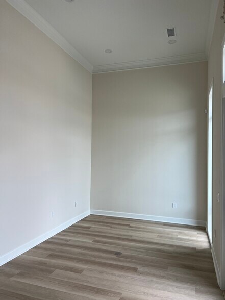 More Photos Of 1325 Main St, Katy Office For Lease