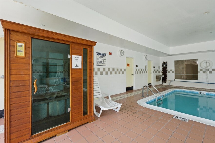 More Photos Of 2750 Fortune Cir W, Indianapolis Hotel For Sale