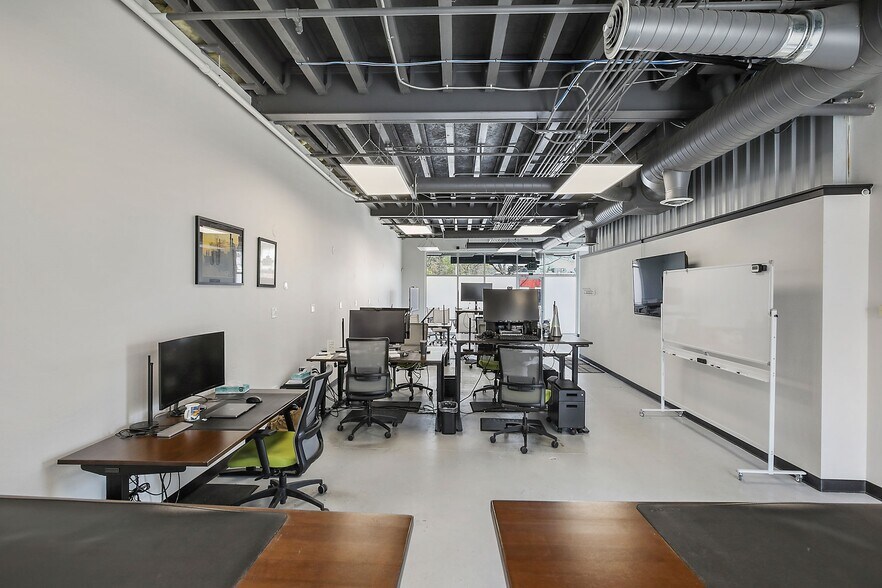 More Photos Of 317 W 6th St, Moscow Storefront Retail Office For Lease