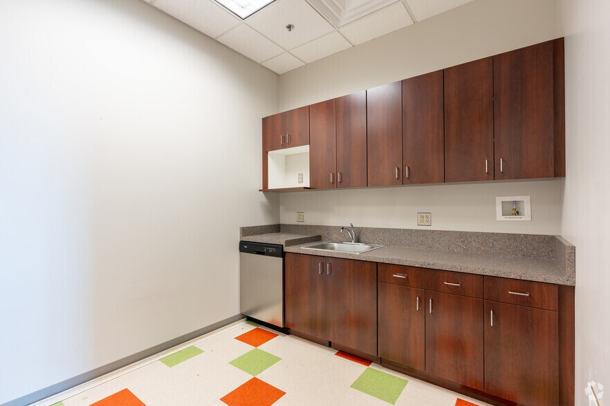 More Photos Of 15521 Midlothian Tpke, Midlothian Office For Lease