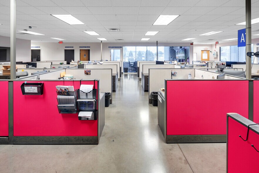 More Photos Of 7865 National Tpke, Louisville Distribution For Lease