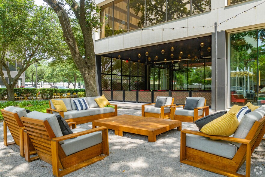 More Photos Of 5251 Westheimer Rd, Houston Unknown For Lease