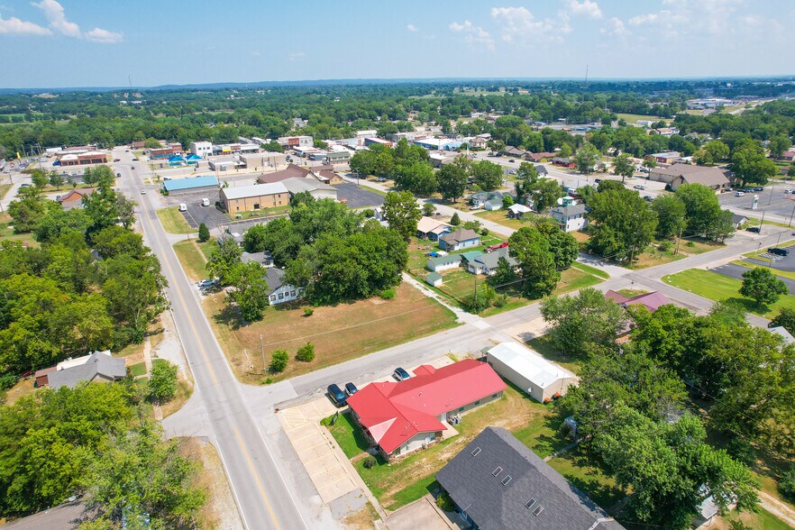 More Photos Of 601 S Broadway St, Grove Medical For Sale