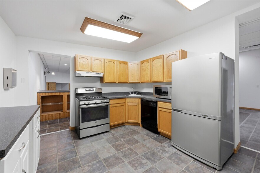 More Photos Of 525 Oakland Ave, Berlin Flex For Lease