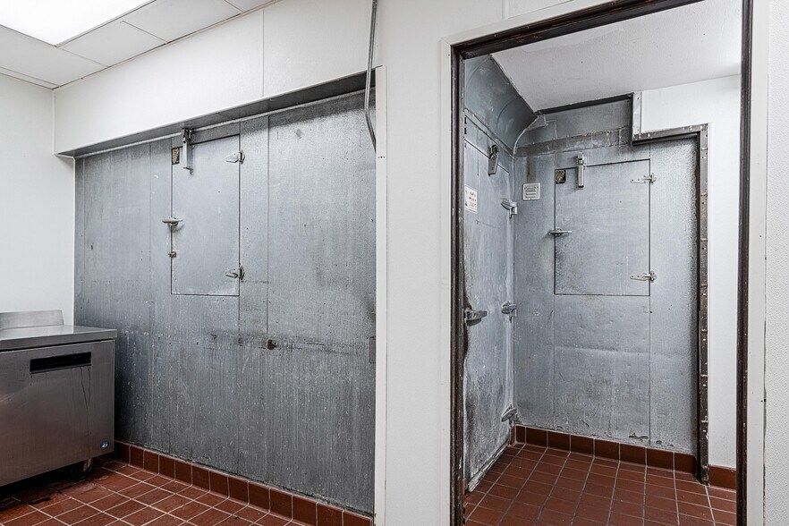 More Photos Of 369 N Palm Canyon Dr, Palm Springs Restaurant For Sale