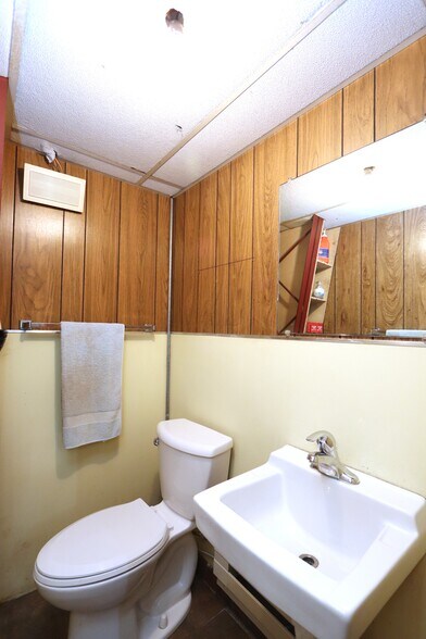 More Photos Of 536 1/2 Oak St. St, Morris Flex For Lease