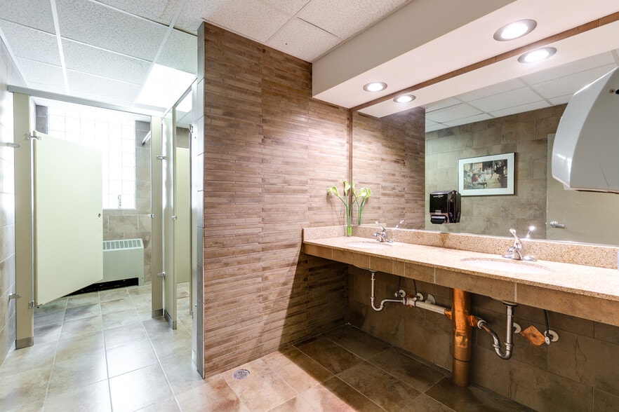 More Photos Of 2025 E Main St, Richmond Office For Lease