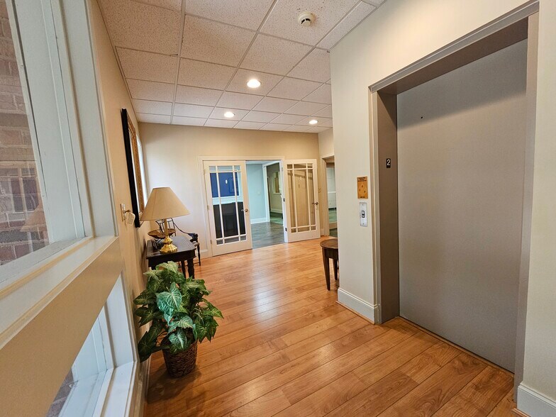 More Photos Of 1730 George Washington Mem Hwy, Yorktown Storefront Retail Office For Lease