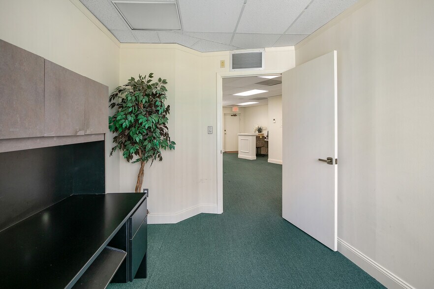 More Photos Of 7960-7990 Old Georgetown Rd, Bethesda Medical For Sale