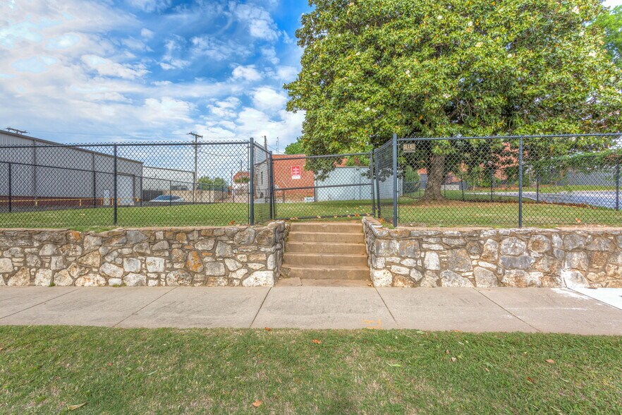 More Photos Of 1128 S Elgin Ave, Tulsa Warehouse For Lease
