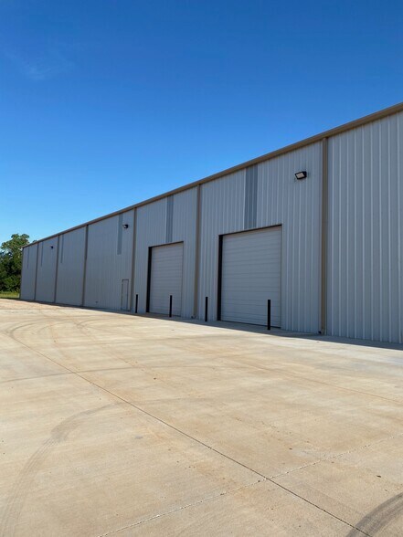 More Photos Of 8409 SW 23rd Pl, Oklahoma City Warehouse For Lease